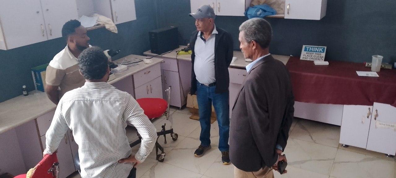 KDAG President inspecting university lab equipment